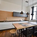 Modern With 2 Bedrooms Near Arena شقة بولا