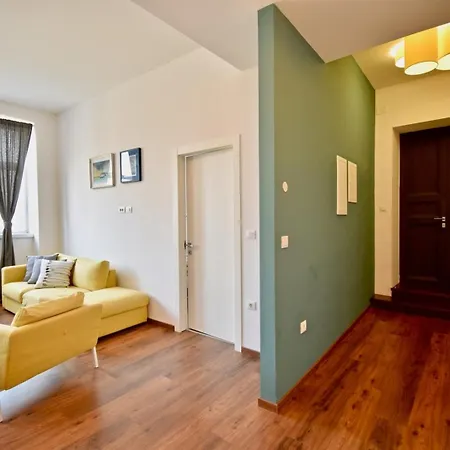 아파트 Modern With 2 Bedrooms Near Arena 풀라