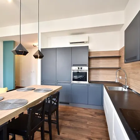 Modern With 2 Bedrooms Near Arena 아파트