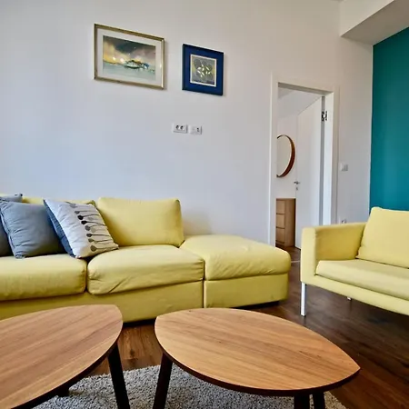 Modern With 2 Bedrooms Near Arena