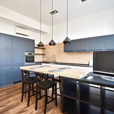 Modern With 2 Bedrooms Near Arena プーラ