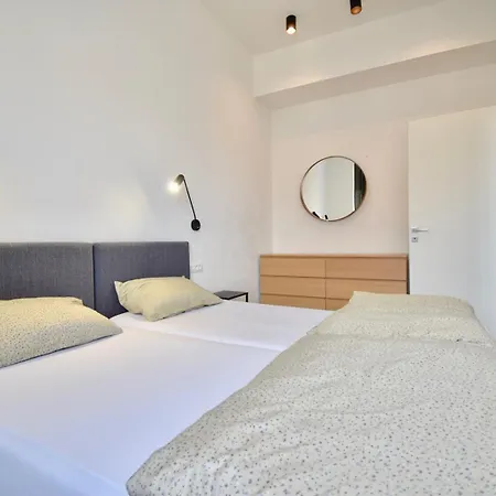 Modern With 2 Bedrooms Near Arena Apartamento Pula