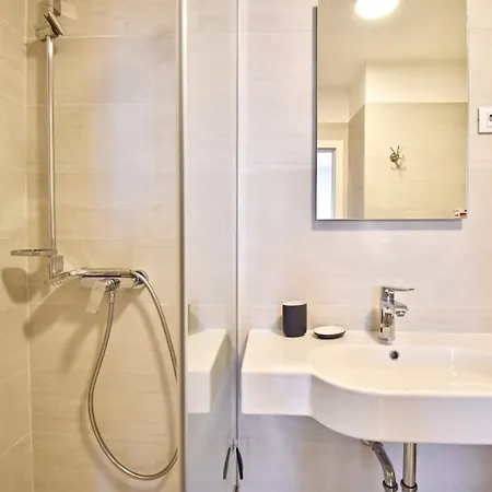 Modern With 2 Bedrooms Near Arena アパート *