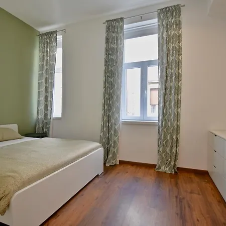 Modern With 2 Bedrooms Near Arena