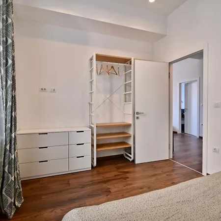 Modern With 2 Bedrooms Near Arena プーラ