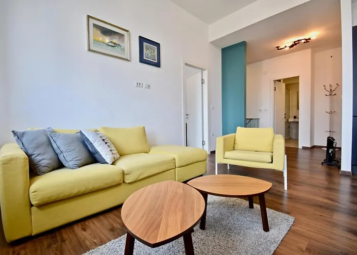 Modern With 2 Bedrooms Near Arena 풀라