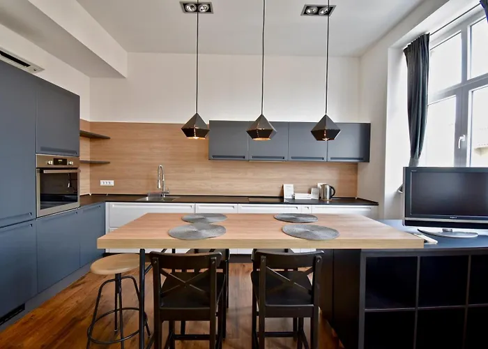 Modern With 2 Bedrooms Near Arena 풀라