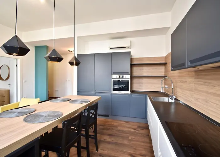 Modern With 2 Bedrooms Near Arena 아파트