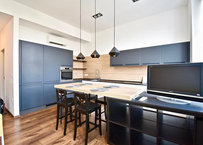 Modern With 2 Bedrooms Near Arena 풀라