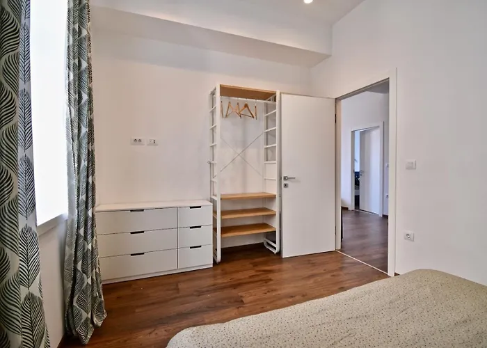 Modern With 2 Bedrooms Near Arena 풀라