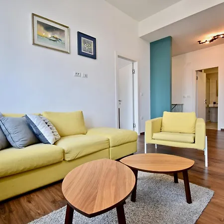 Modern With 2 Bedrooms Near Arena 풀라