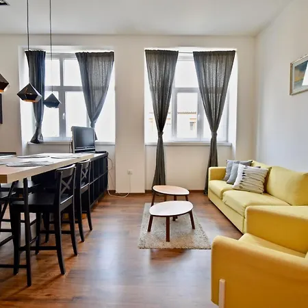 Modern With 2 Bedrooms Near Arena