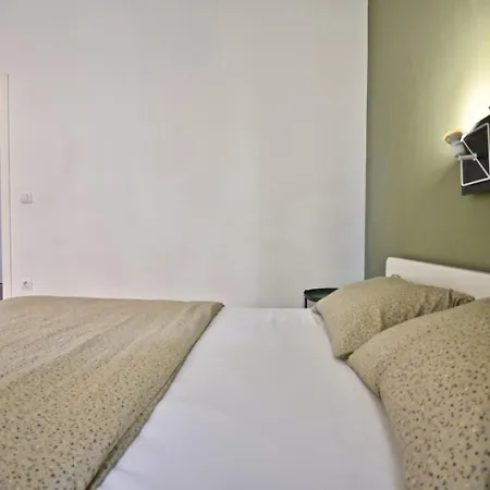 Апартаменты Modern With 2 Bedrooms Near Arena