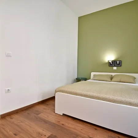 Modern With 2 Bedrooms Near Arena 아파트