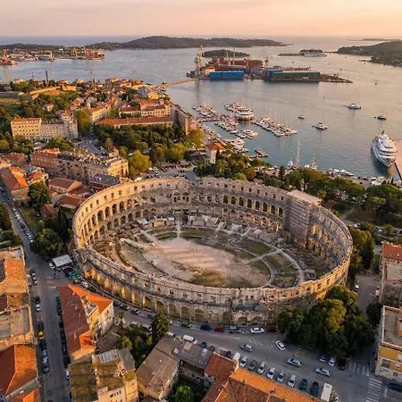 Modern With 2 Bedrooms Near Arena Apartment