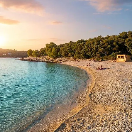 아파트 Modern With 2 Bedrooms Near Arena 풀라