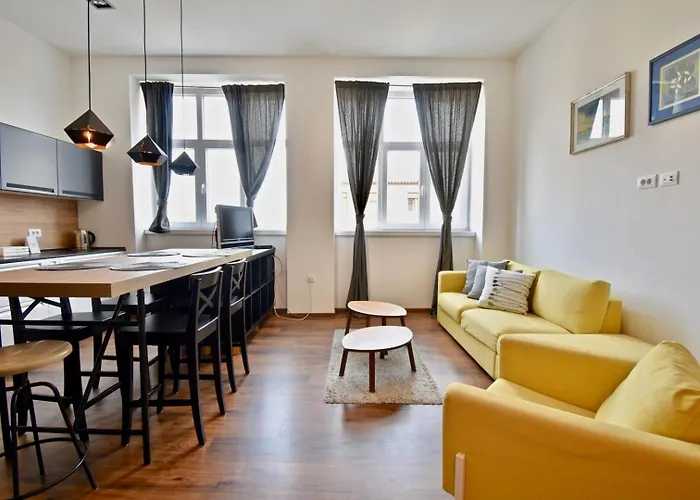 Modern With 2 Bedrooms Near Arena