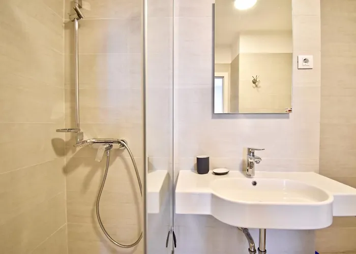 Modern With 2 Bedrooms Near Arena Apartmán *